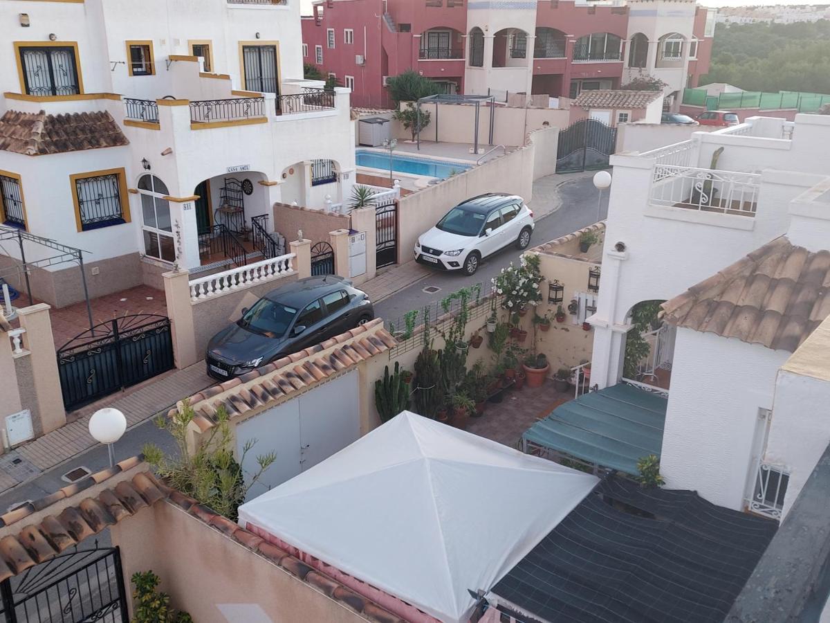 - Sleeps 6 - Pool - Parking - Petfriendly Villa *
