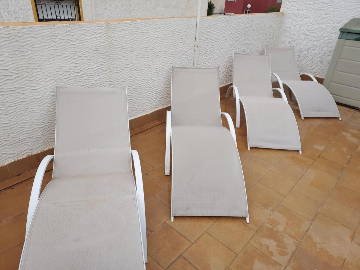 - Sleeps 6 - Pool - Parking - Petfriendly Villa *