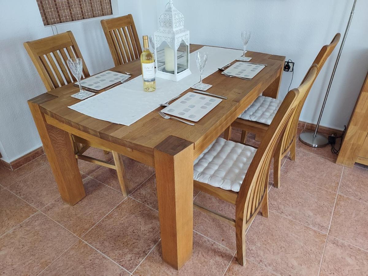 Villa - Sleeps 6 - Pool - Parking - Petfriendly