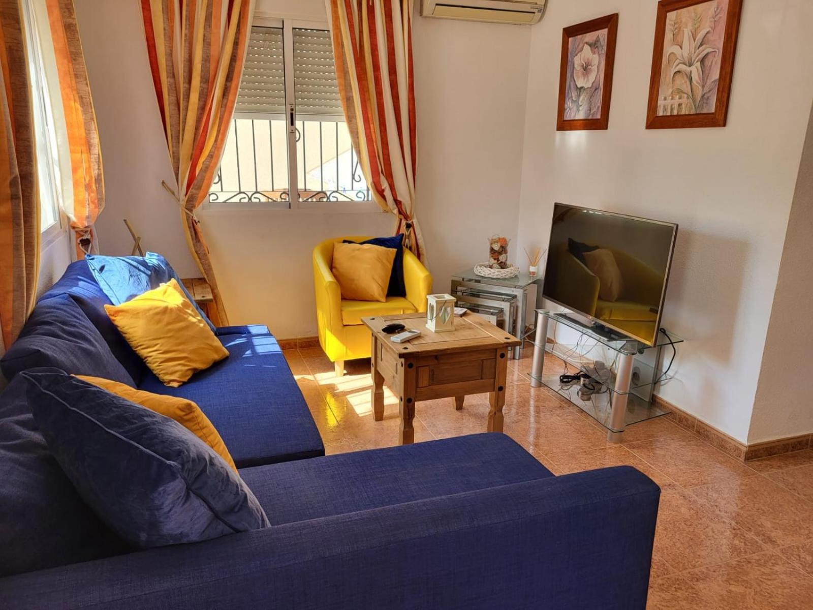 Villa - Sleeps 6 - Pool - Parking - Petfriendly *