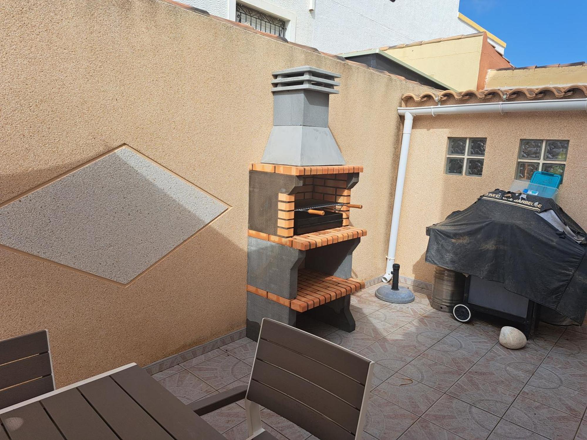- Sleeps 6 - Pool - Parking - Petfriendly
