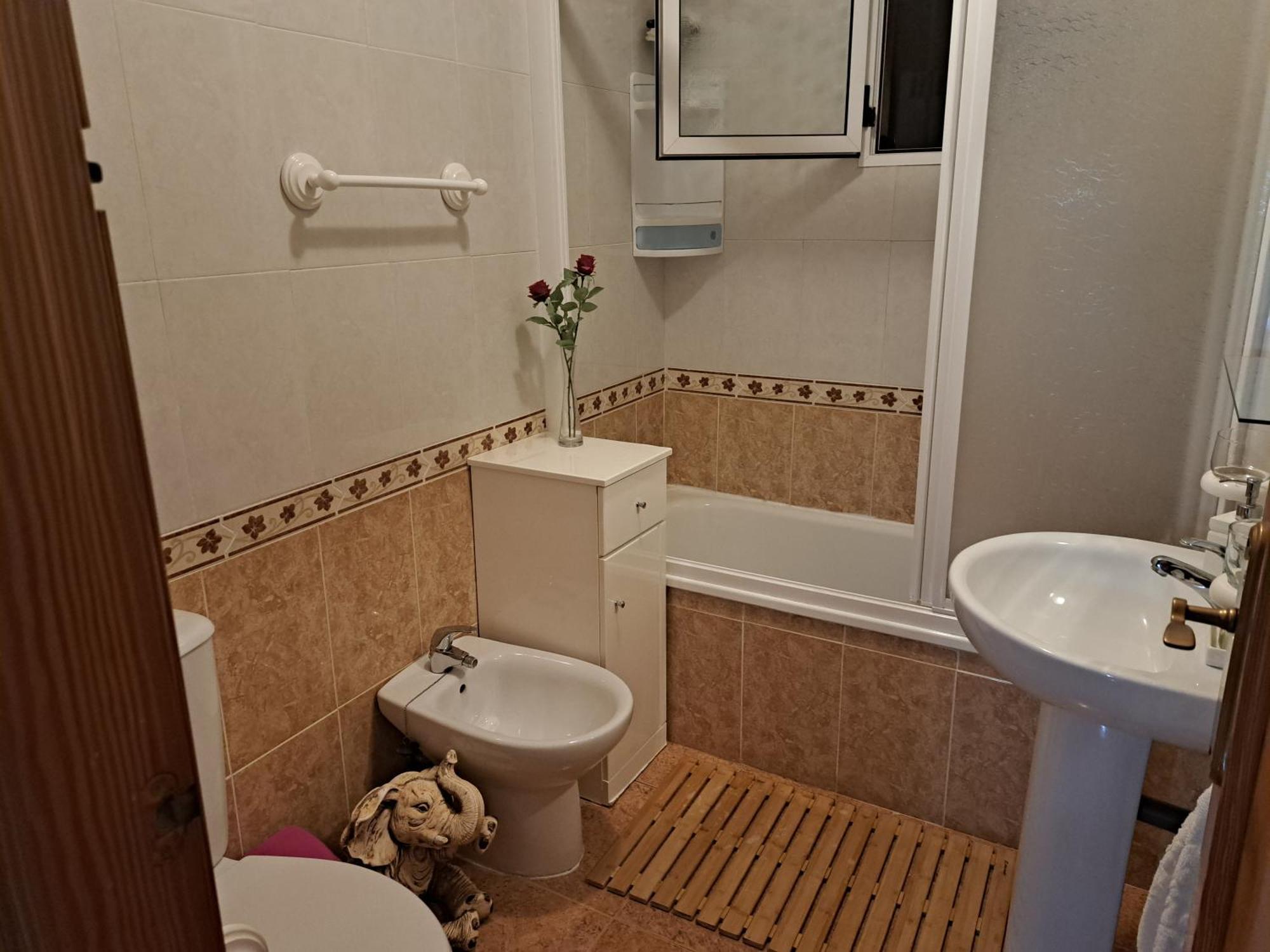 - Sleeps 6 - Pool - Parking - Petfriendly *